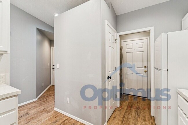 Building Photo - Charming & updated 2-bedroom, 2-bath home in one of Boise’s most convenient and sought-after loca...