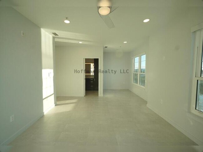 Building Photo - 2-Bed, 2.5-Bath Water-Front Condo in South Tampa