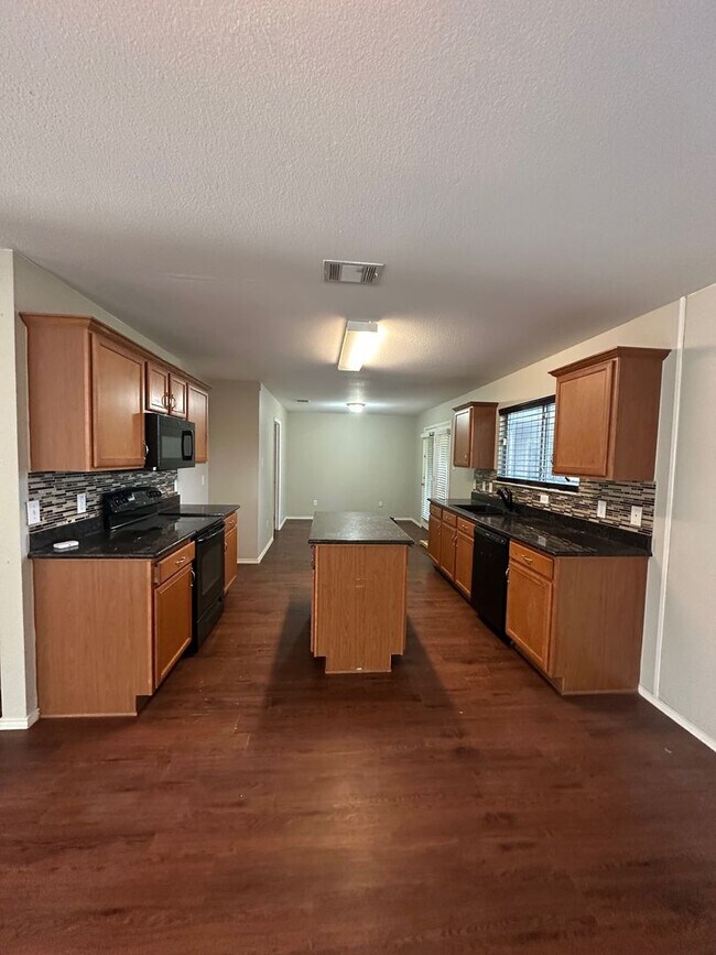 Building Photo - **Available 6/6/25**