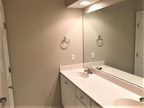 Building Photo - 8 Sandy Pond Ct