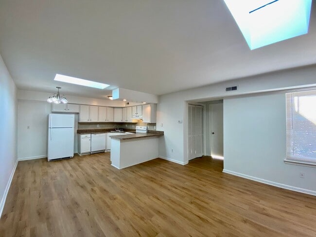 Building Photo - Spacious Condo One Mile to the Beach! One Living Level - Pet Friendly - Private Patio - Ready 05-...