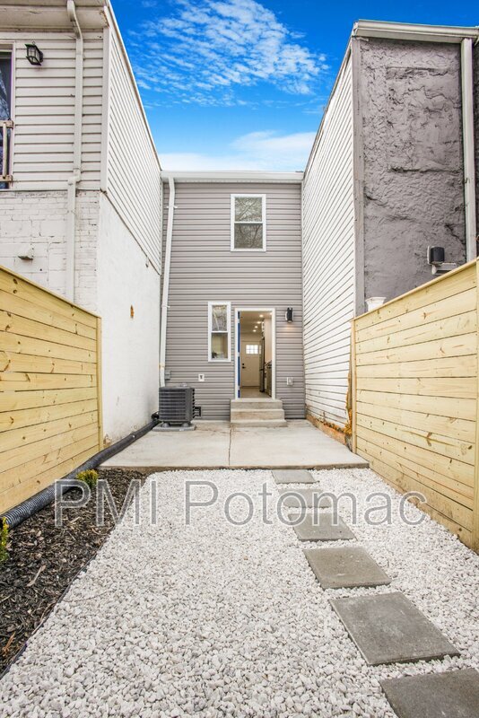 Building Photo - 702 19th St NE