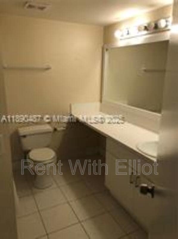 Building Photo - 470 S Park Rd