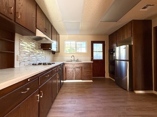 Building Photo - 13949 Oval Dr