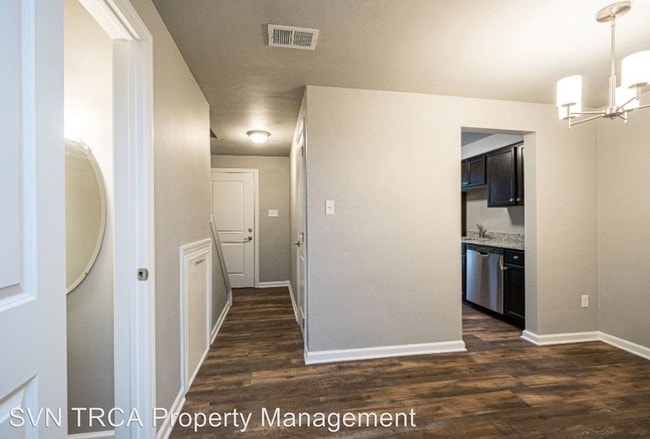 Building Photo - 604 Carriage Hill