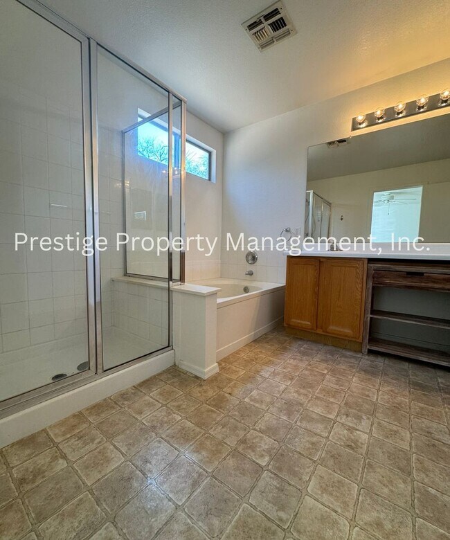 Building Photo - This charming 3+den/2 Bath East Home Is just What You Need!!