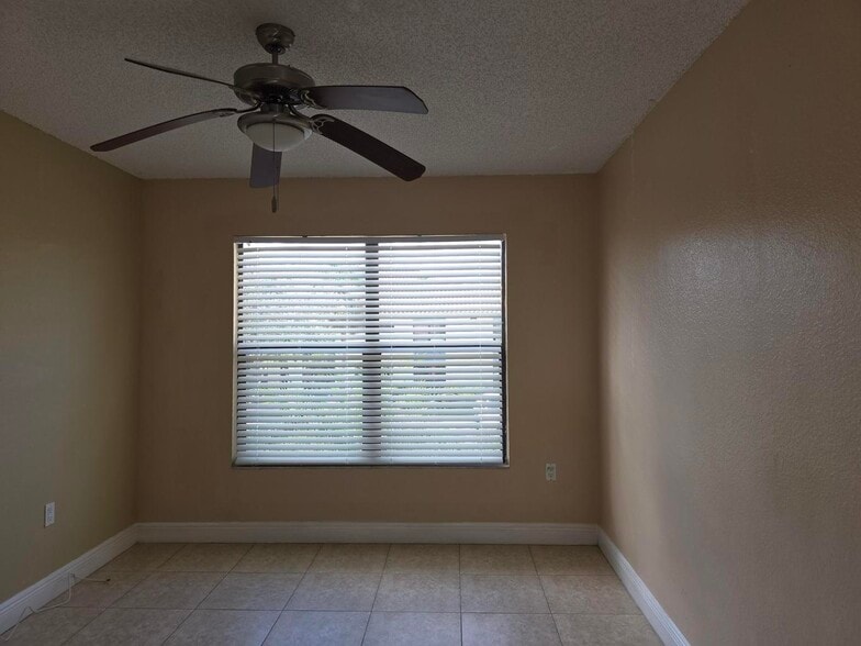 Building Photo - 1542 Lake Crystal Dr