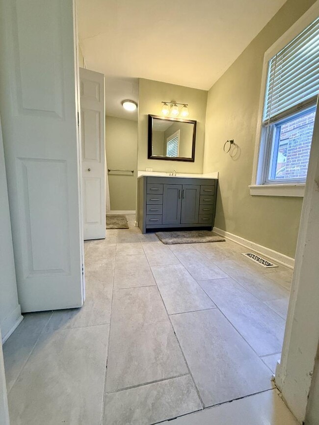 Building Photo - 124 W Hamburg St