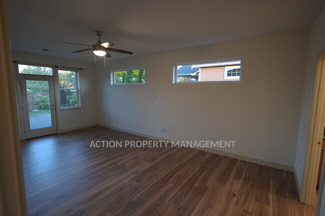 Building Photo - Beautiful custom-built 3 bed, 1 office, 2 bath, 2 car garage in Sequim