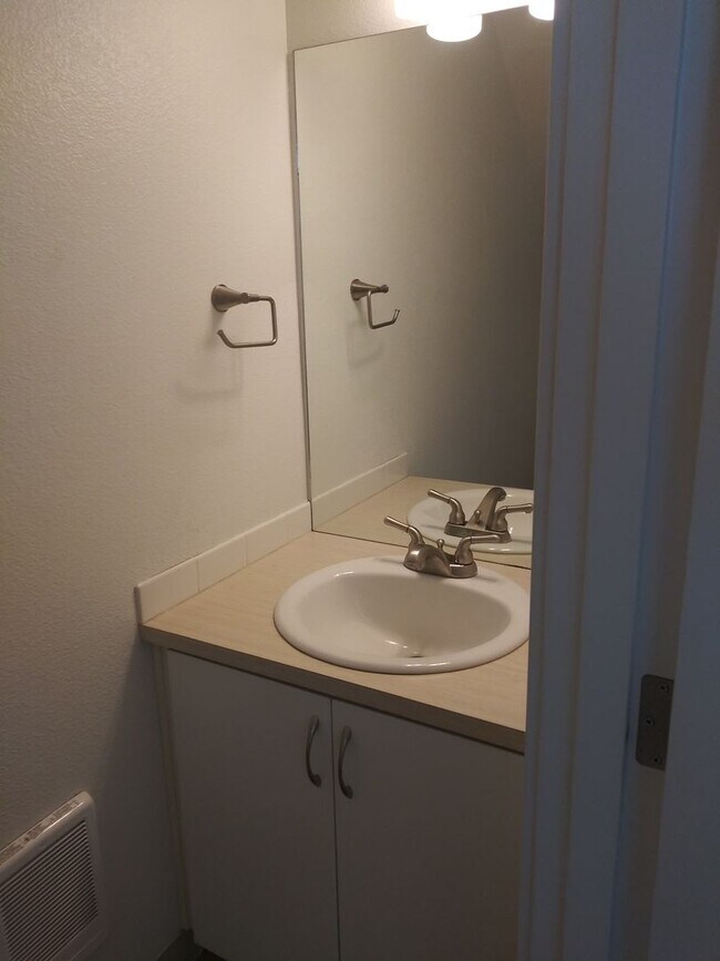 Building Photo - Better than Cool TH in Creston-Kenilworth