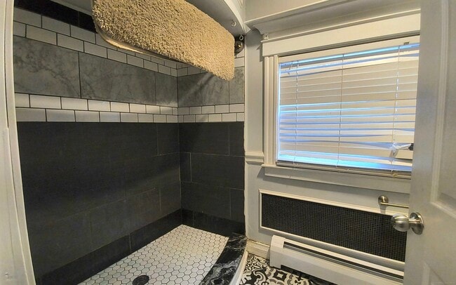 Building Photo - 204 Main St