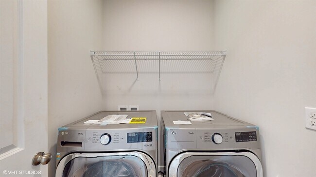 Building Photo - 314 E Lake St