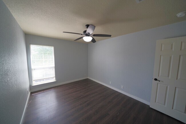 Building Photo - Great 4 Bedroom, 2.5 Bathroom Home Now Ava...