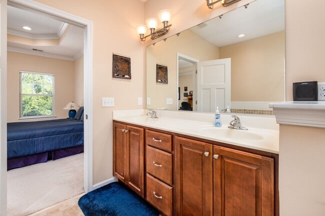 Building Photo - 3BR Open Floor Plan with Garage in Captain...