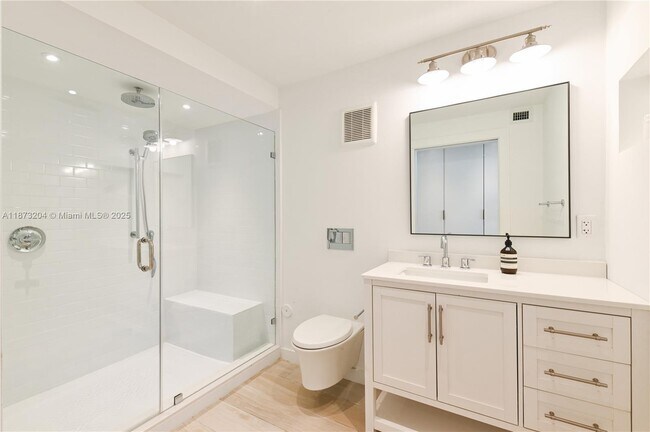 Building Photo - 1420 Brickell Bay Dr