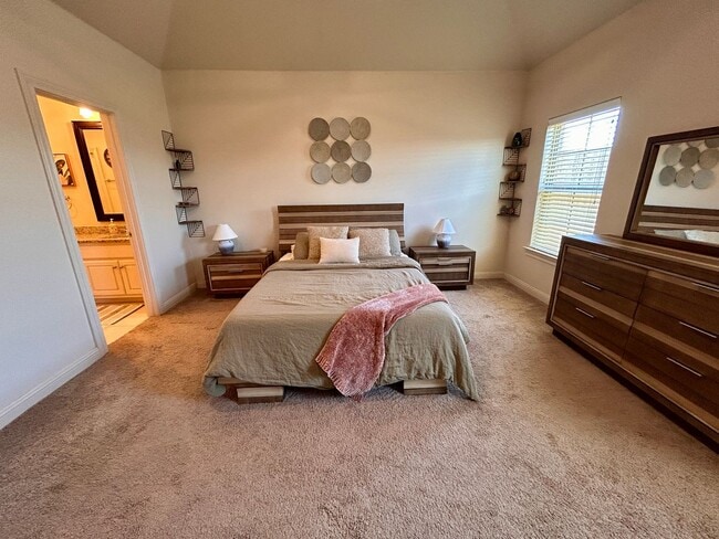 Building Photo - 3 Bed 2 Bath Mid Term Rental