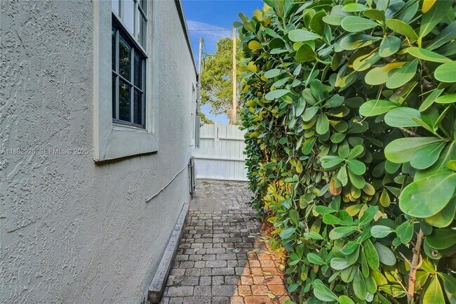 Building Photo - 4718 NW 15th Ave