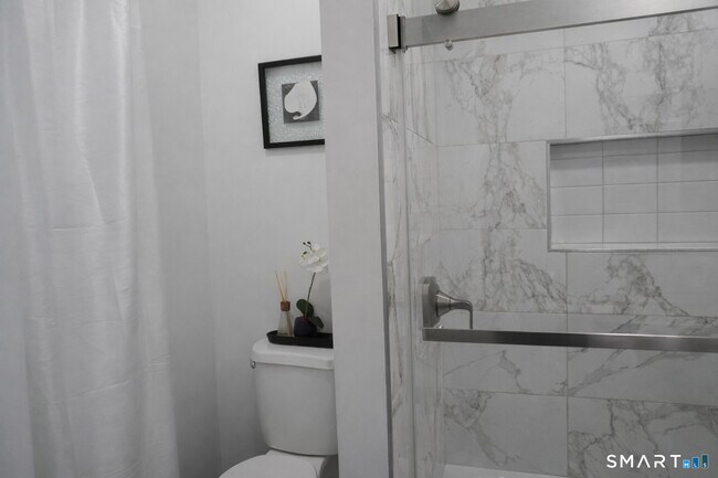 Building Photo - 171 Pequonnock St