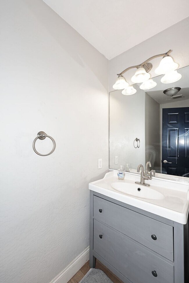 Building Photo - Fully Furnished Remodeled 4 Bedroom / 4 Bathroom Home with spacious back yard & pool in Central P...