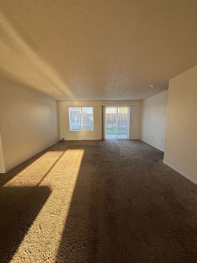 Building Photo - 3 Bed 2 Bath Home in Sage Point Area!