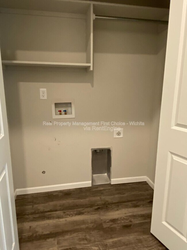 Building Photo - 412 S Longbranch Dr