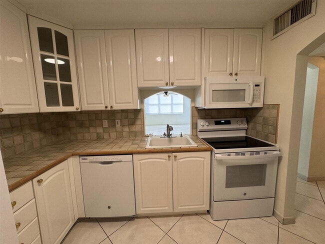 Building Photo - 3015 N Ocean Blvd