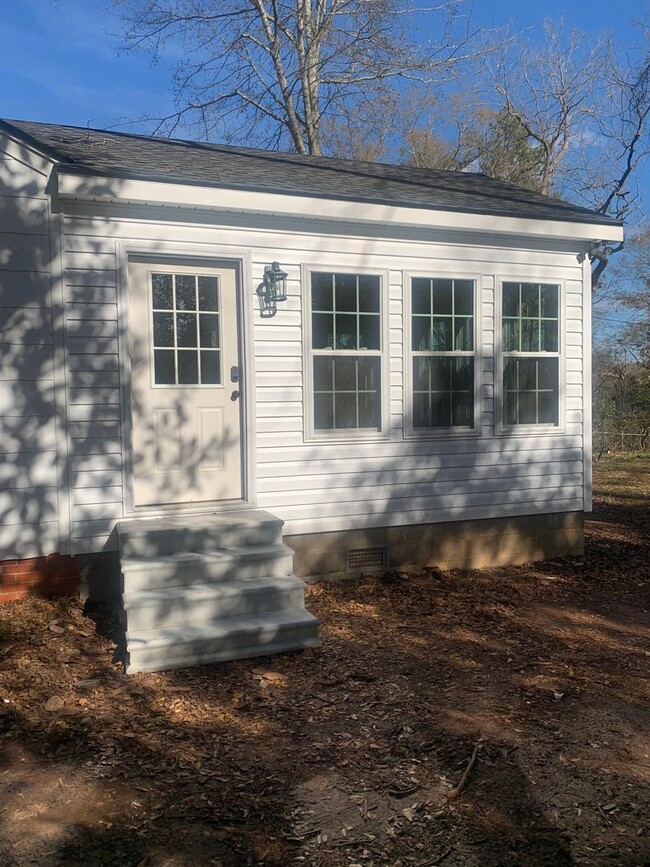 Building Photo - Beautiful Remodeled Cottage