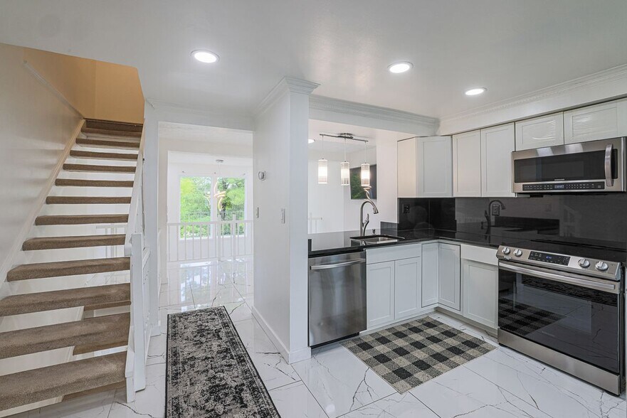 Building Photo - 9 Stillwood Cir