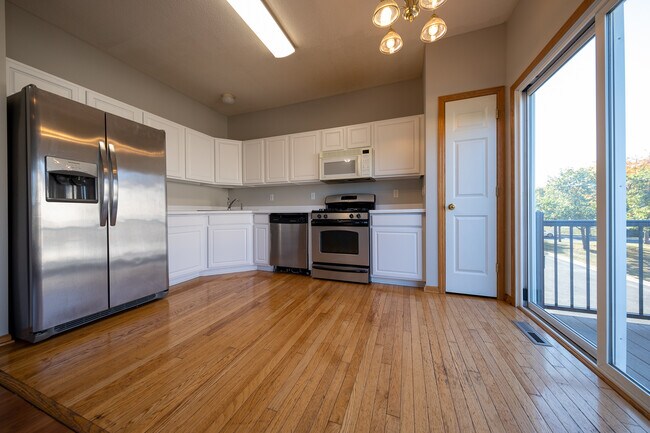 Building Photo - 7929 Stratford Cir N