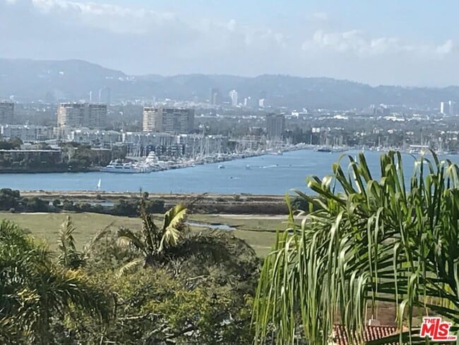 Building Photo - 241 Rees St