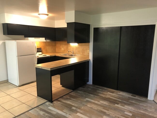 Kitchen with lots of cupboards - Brentwood Apartments