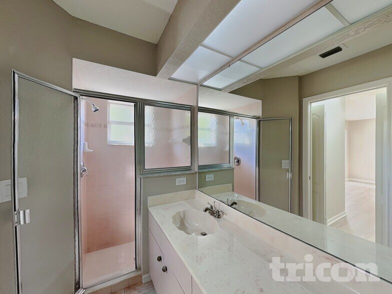 Building Photo - 3798 Fontainebleau St