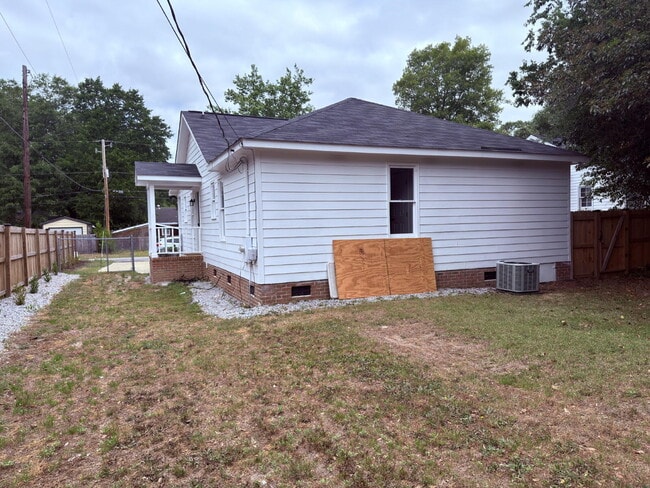 Building Photo - Move-In ready-Rosewood 3BR w/ Fenced Yard + Pet Friendly