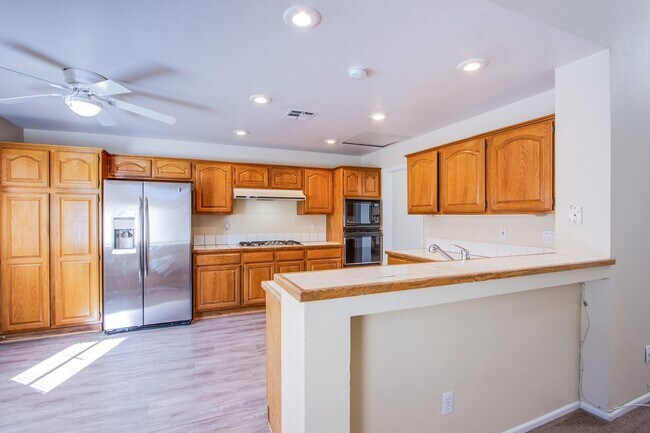 Building Photo - Beautiful 3Bed/3Bath cul-de-sac home located  in The Lakes Community with a sparkling pool and spa!