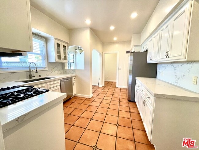 Building Photo - 848 S Curson Ave