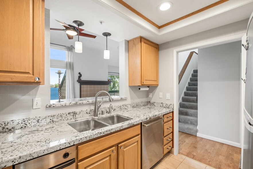 U shaped kitchen - 86 Pelican Ln