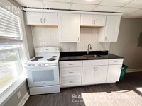 Building Photo - 1 Bedroom Unit Available! Limited-Time Off...