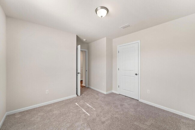 Building Photo - 511 Whispering Creek Ave