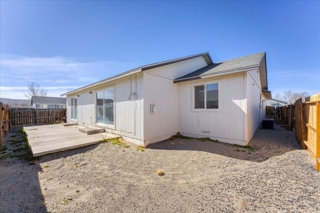 Building Photo - Cute corner lot 3 bed/ 2 bath