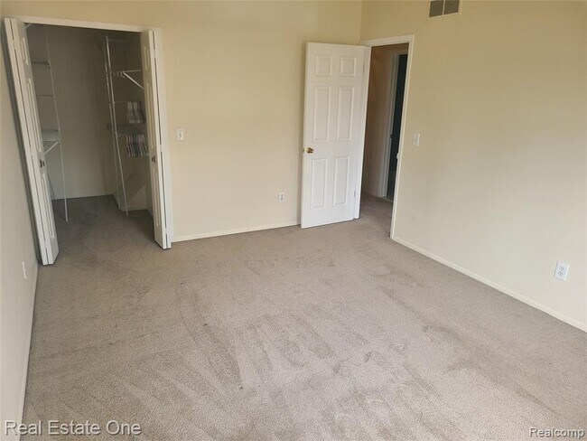 Building Photo - 38872 Country Cir