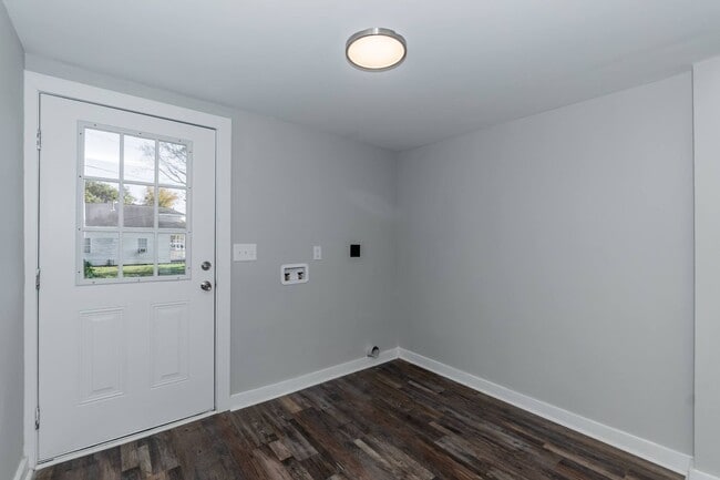 Building Photo - Amazing Three Bedroom Home!