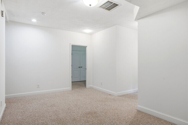 Building Photo - 2645 Blossom Trail E