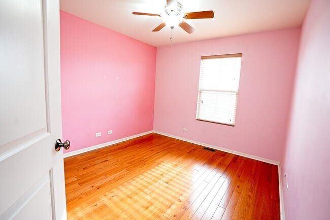 Building Photo - 470 Grosvenor Ln
