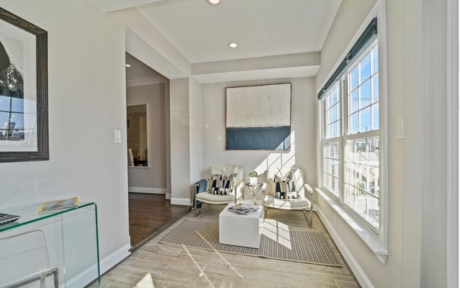 Building Photo - 4 bed 3.5 bath. Parking! Pets Welcome!