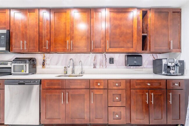 Building Photo - 18071 Biscayne Blvd