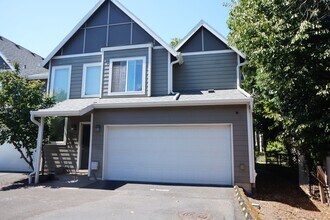 Building Photo - Beautiful Beaverton Townhouse