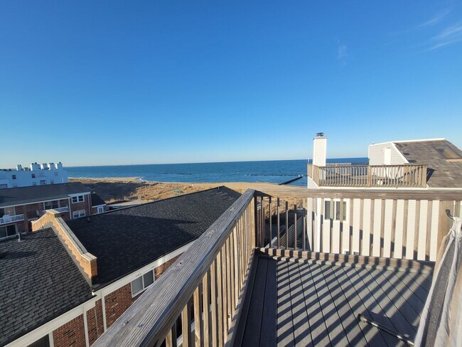 Building Photo - 2 Bedroom, 2.5 Bath Condo with with Ocean ...