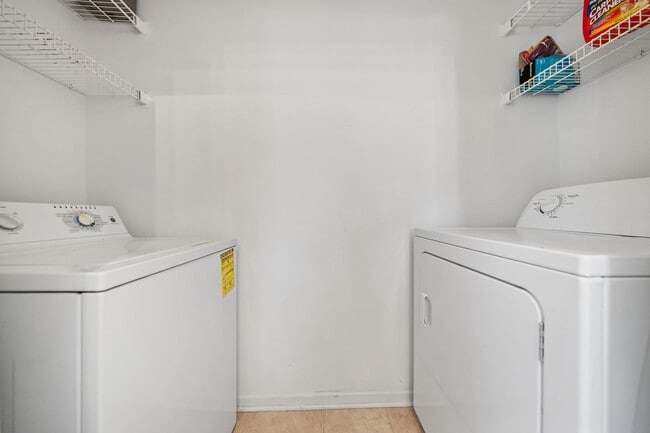 Building Photo - Beautiful Renovated Townhouse in Popular Raleigh Golf Course Community!