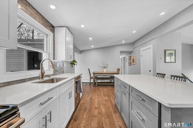 Building Photo - 10 Grove Pl