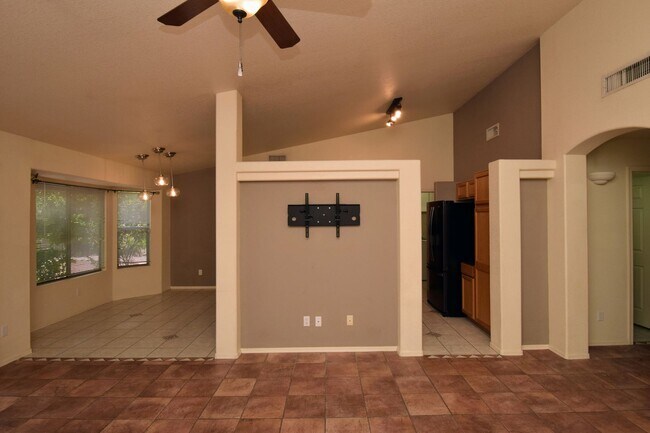Building Photo - Bright & Open SE Tucson 3 Bed 2 Bath with ...